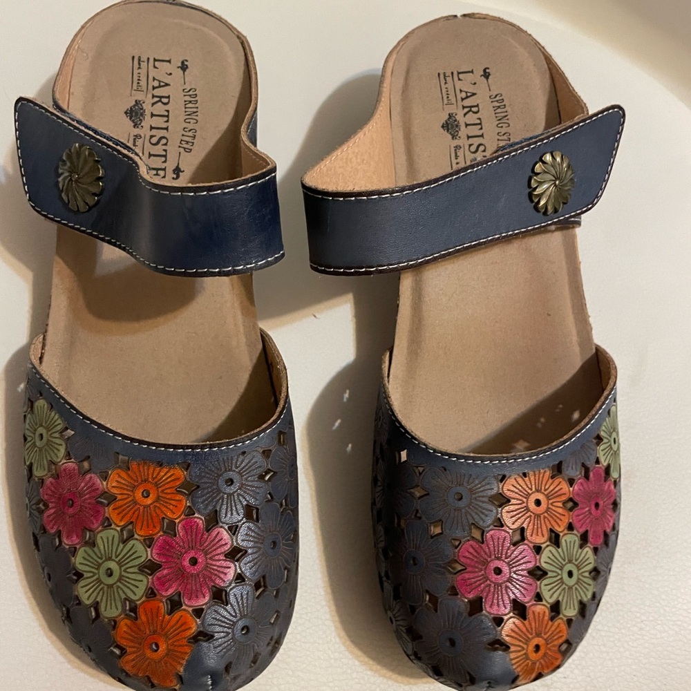 L'ATISTE Women's Navy Floral Clogs